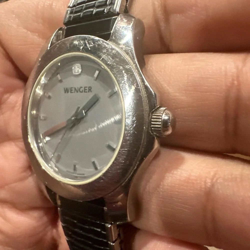 Runs Wenger Silver Tone Gray Dial Black Stretch Band Analog Watch 0922040 Unisex